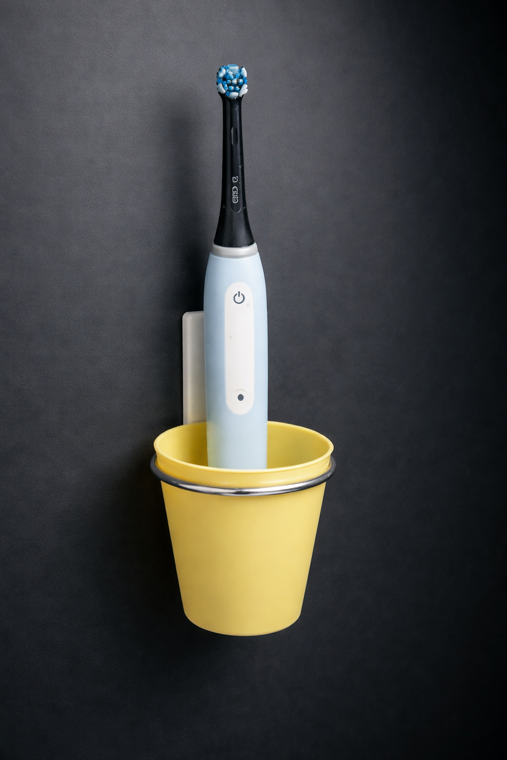 Sähköhammasharja ylöspäin telineessä