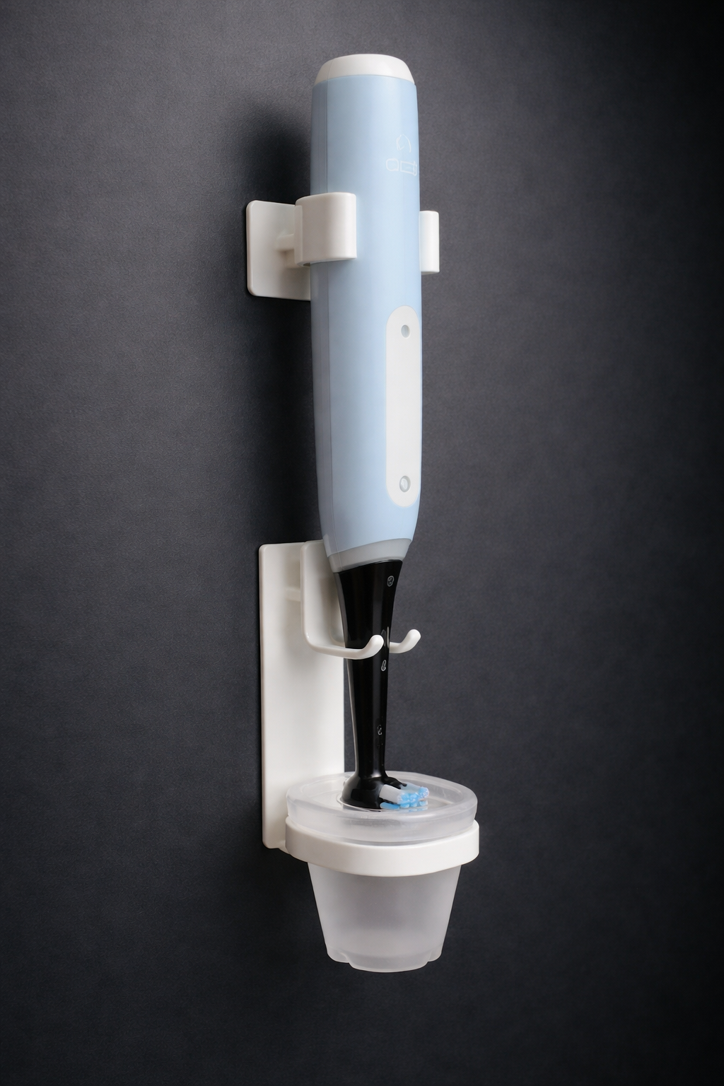 Sähköhammasharja alaspäin telineessä